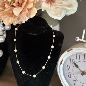 Elegant Gold and Pearl Necklace